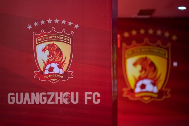 上半场，罗伊斯、本塞拜尼的射门相继擦柱而出，德米洛维奇扛开施洛特贝克破门引发争议，马伦低射扳平比分；下半场，菲尔克鲁格高难度打门被扑出，双方均未能取得进球。